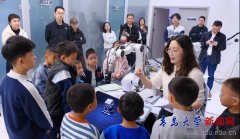 子们环绕机械臂强烈热闹会商